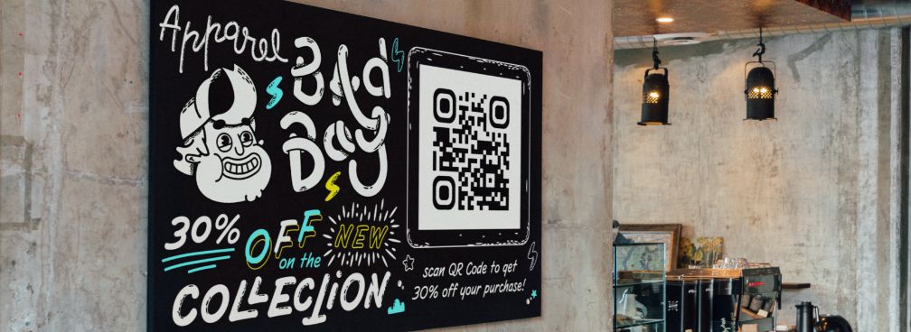 QR-Code-Idee auf einem großen Plakat in einem Einzelhandelsgeschäft