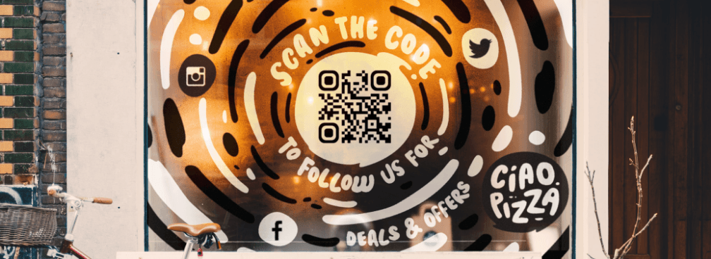 QR-Code-Beispiel auf der Fensterfront eines Restaurants