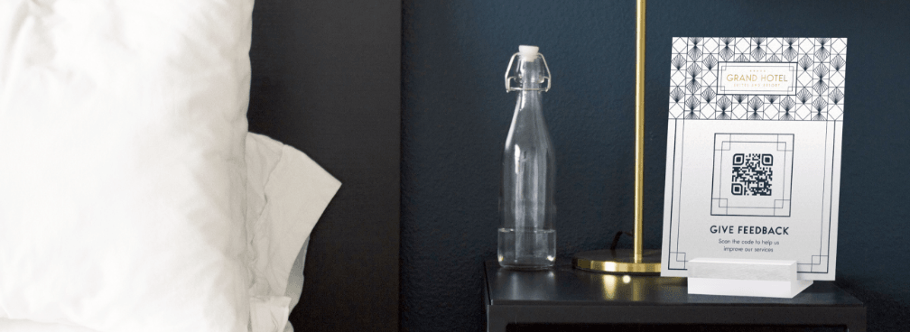 QR-Code-Idee auf einem Tischaufsteller in einem Hotelzimmer