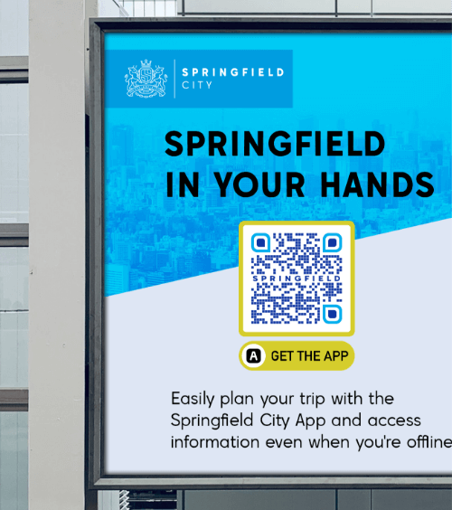 Plakatwand auf der mit einem QR Code die App einer Stadt im Apple App Store und Google Play Store beworben wird.