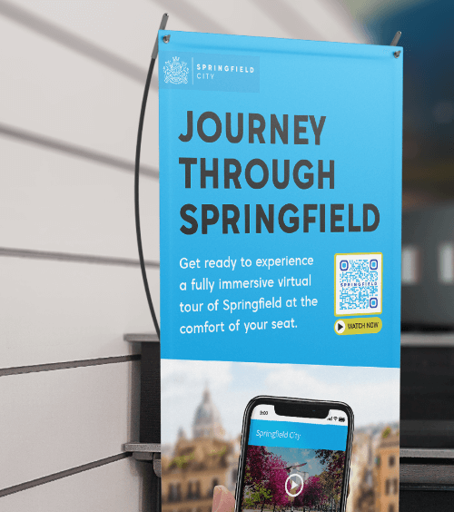 Werbebanner für den Tourismus in einer Stadt mit einem QR Code, der eine Videoführung der Stadt verlinkt.