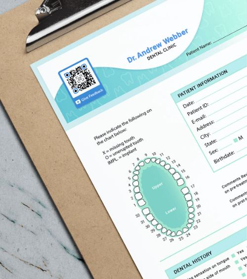 Patientenformular auf einem Klemmbrett mit einem QR Code mit einem Frame, der Feedback anfordert