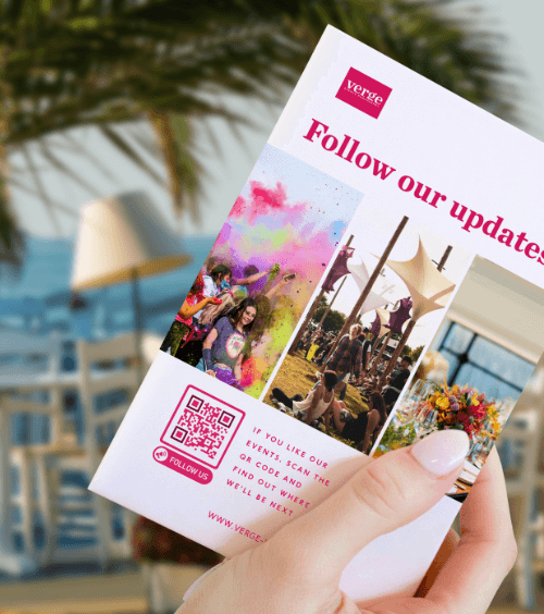 Tischaufsteller auf einer Veranstaltung mit einem QR Code, der beim Scannen Feedback von den Gästen anfragt.