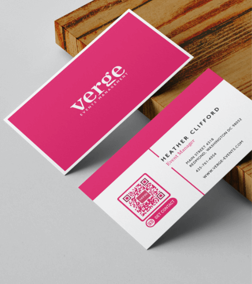 Flyer einer Eventmanagementagentur mit einem QR Code, der alle Social-Media-Kanäle des Unternehmens verlinkt.