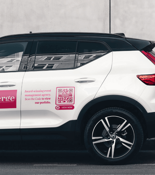 Fahrzeug einer Eventmanagementagentur, die mit einem QR Code für sich wirbt.