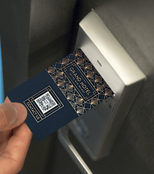 Hotelschlüsselkarte mit einem QR Code, der Kontaktinformationen eines Hotels verlinkt.