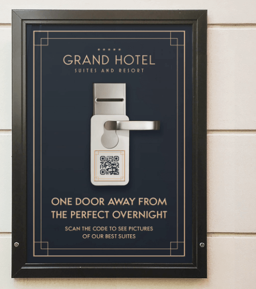 Outdoor-Werbeplakat eines Hotels mit einem QR Code, der Bilder der Hotelausstattung in Form einer Galerie verlinkt.