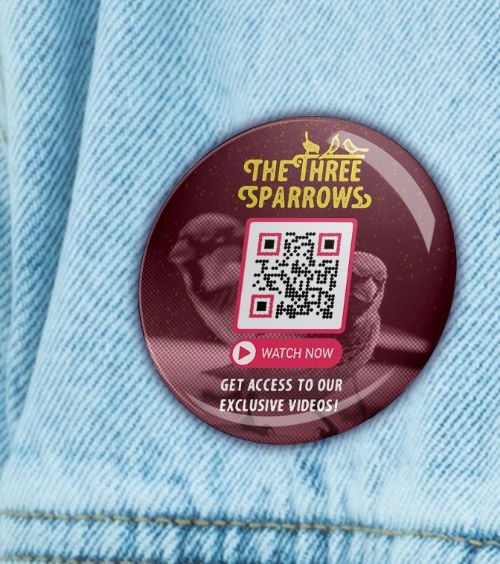 Ansteck-Button aus der Merchandise-Kollektion einer Band mit einem QR Code, der exklusive Videos verlinkt.