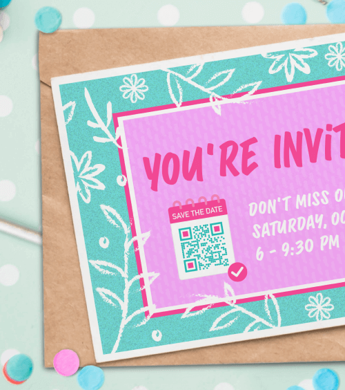 Dekorierter Tisch mit Konfetti und einer Geburtstagseinladung mit einem QR Code mit einem „Save the date“-Frame