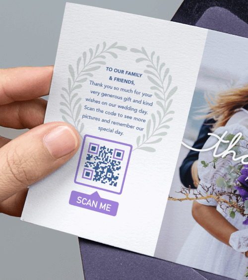 Hände mit einer Dankeskarte zu einer Hochzeit mit einem QR Code mit einem Frame, der zum Scannen auffordert
