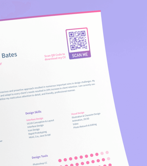 Ausgedruckter Lebenslauf mit einem QR Code in der oberen rechten Ecke mit einem Frame, der zum Scannen auffordert