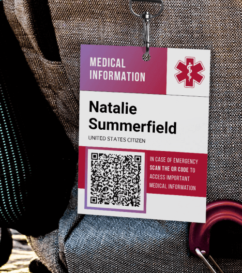 Reiserucksack auf einem Gebirgskamm mit einem Anhänger mit Informationen über den Reisenden und einem QR Code mit einem Frame, der zum Scannen auffordert